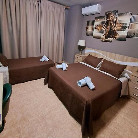 Hostal Dona Maria Valdemoro Esterno foto
