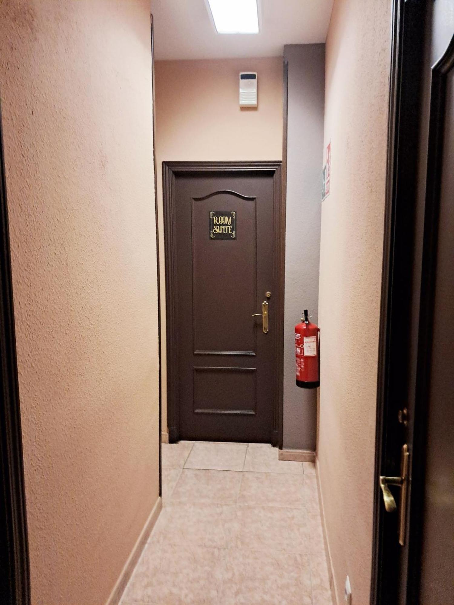 Hostal Dona Maria Valdemoro Esterno foto