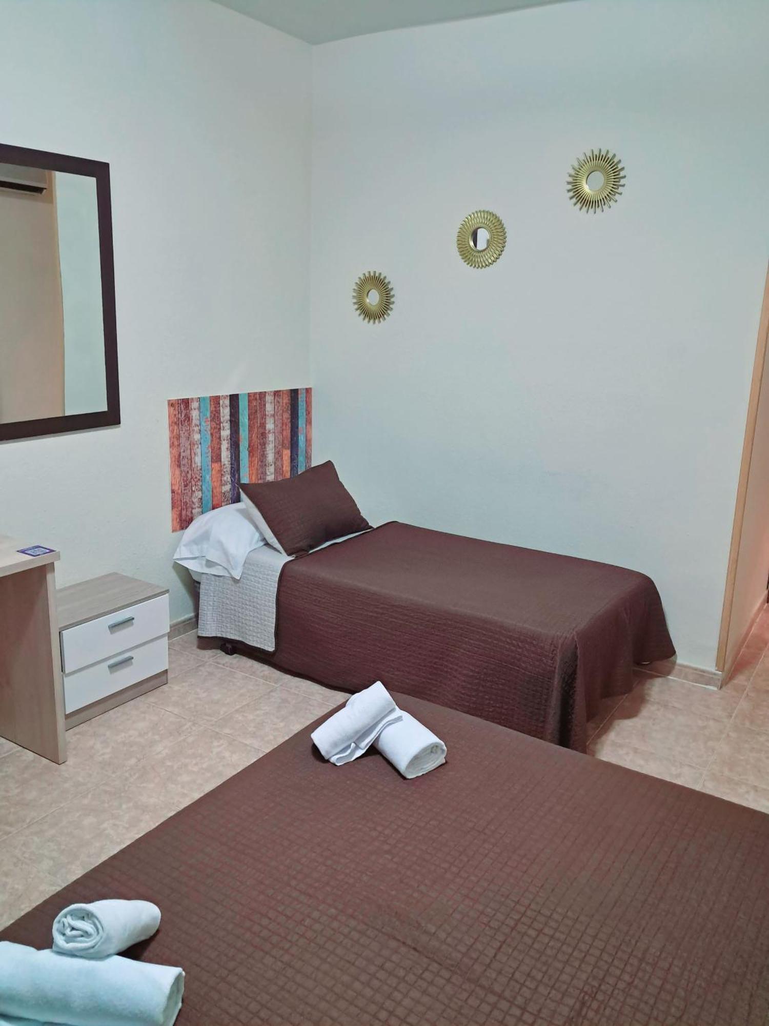 Hostal Dona Maria Valdemoro Esterno foto