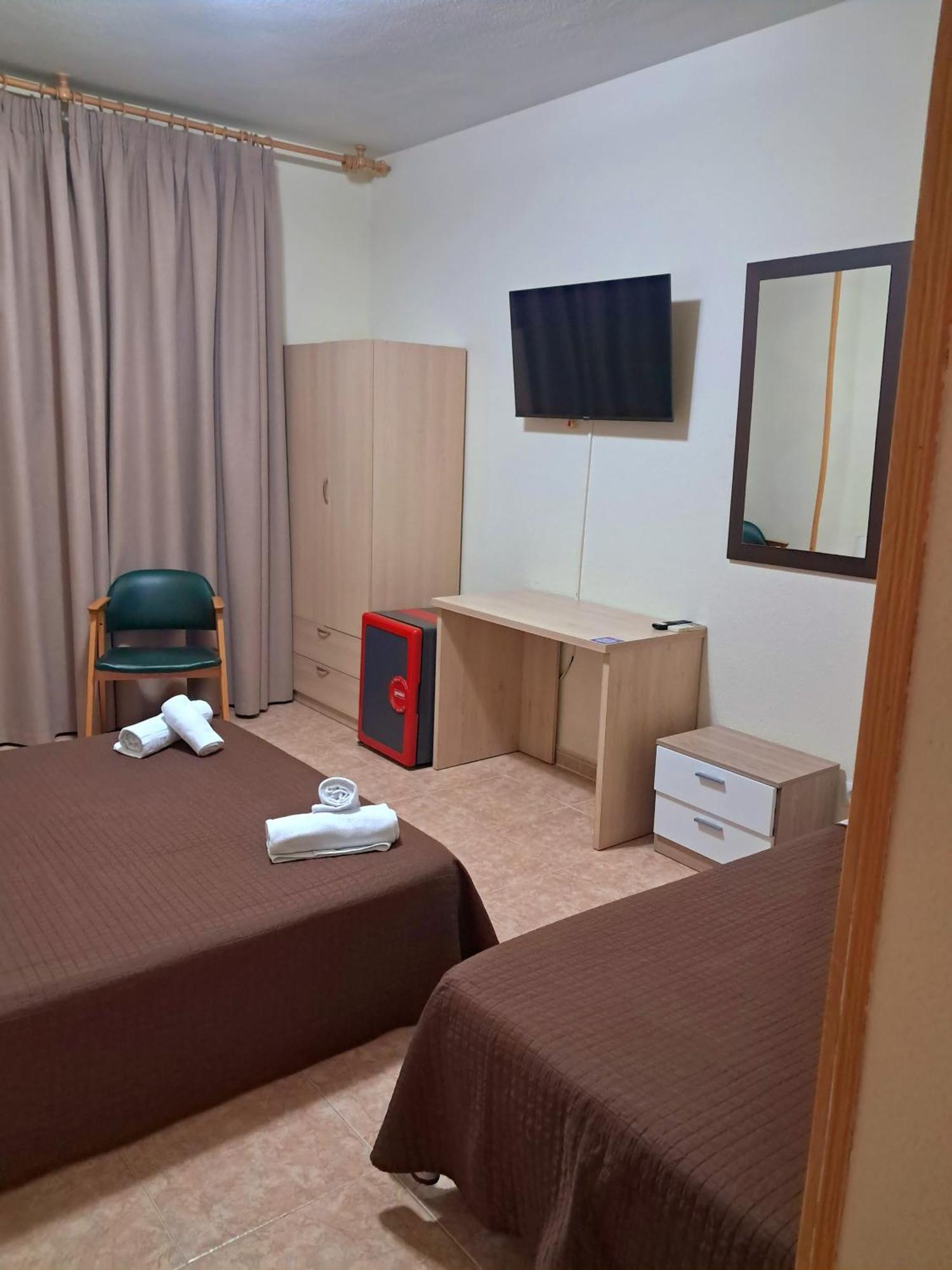 Hostal Dona Maria Valdemoro Esterno foto