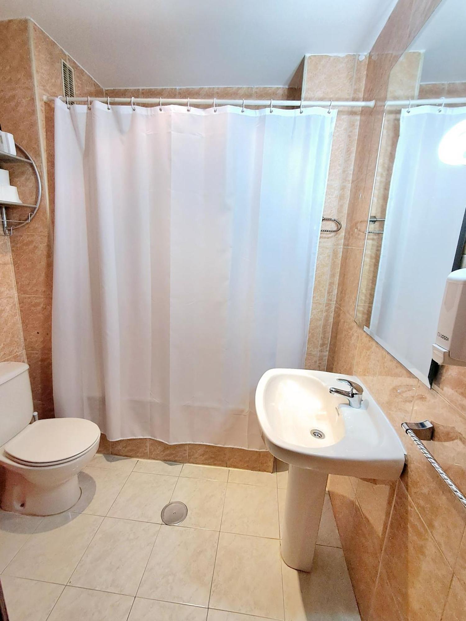 Hostal Dona Maria Valdemoro Esterno foto