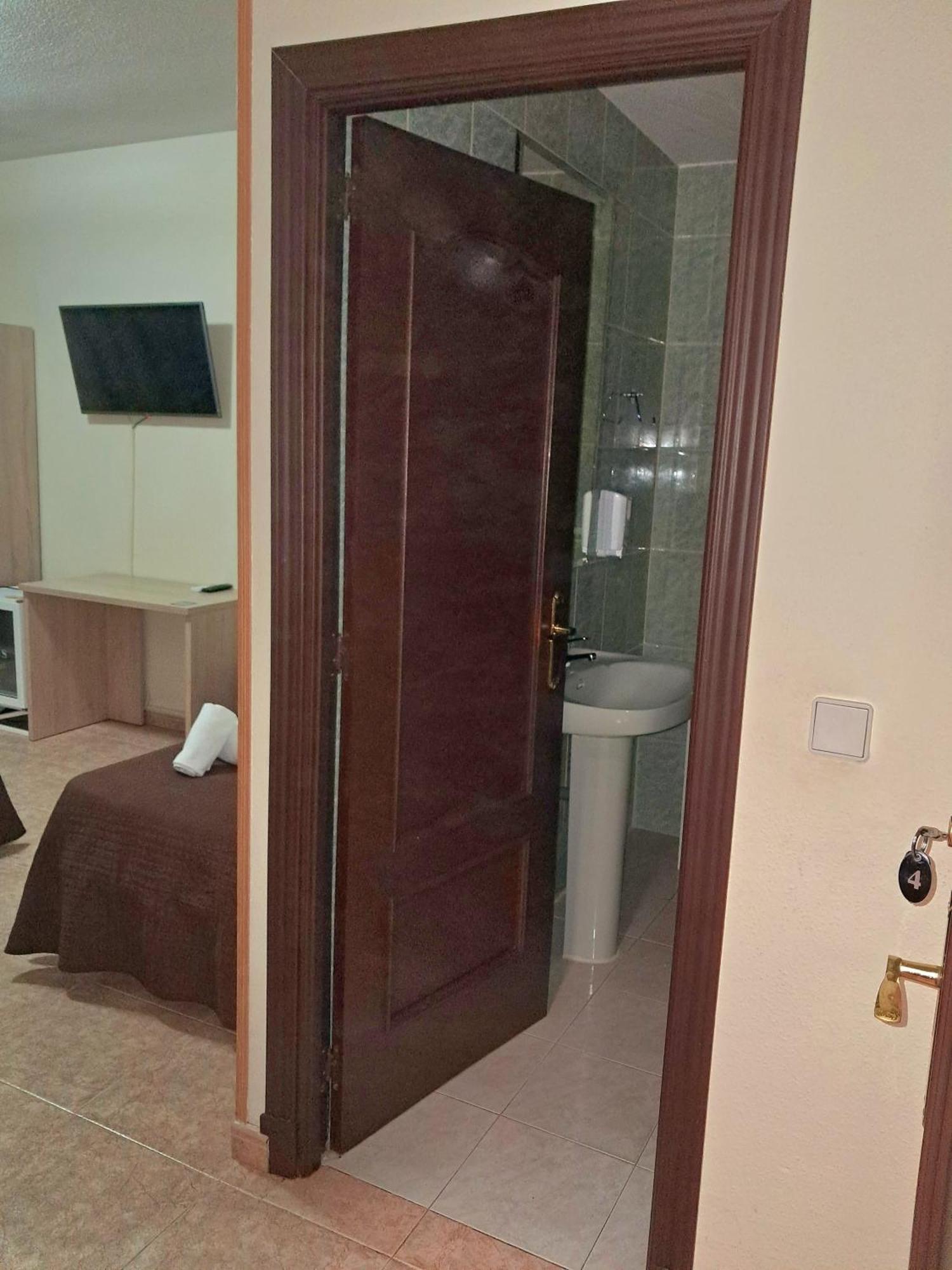 Hostal Dona Maria Valdemoro Esterno foto