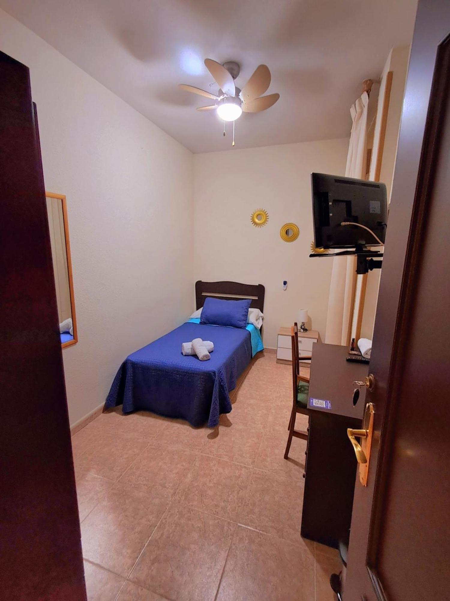 Hostal Dona Maria Valdemoro Esterno foto