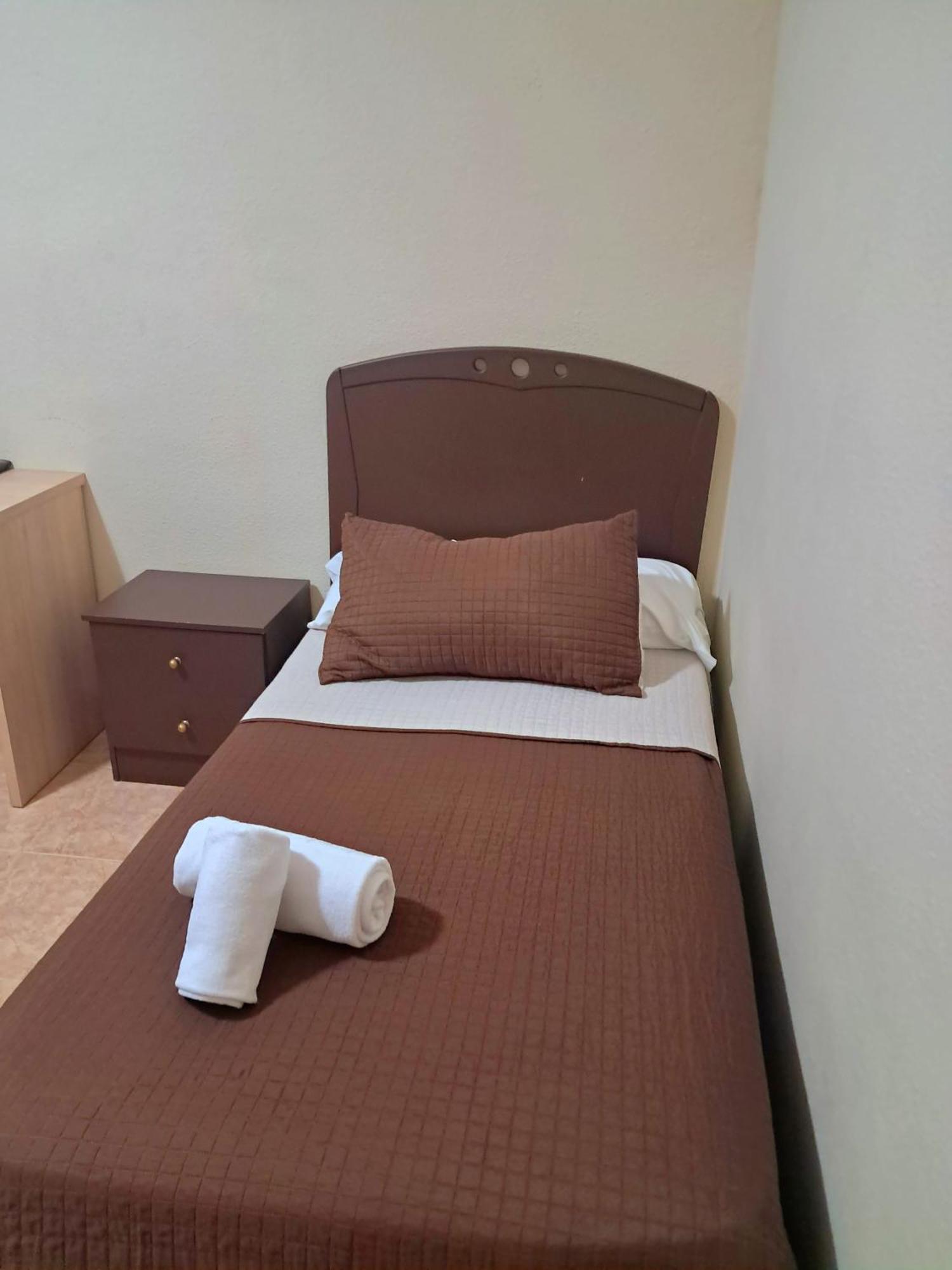 Hostal Dona Maria Valdemoro Esterno foto