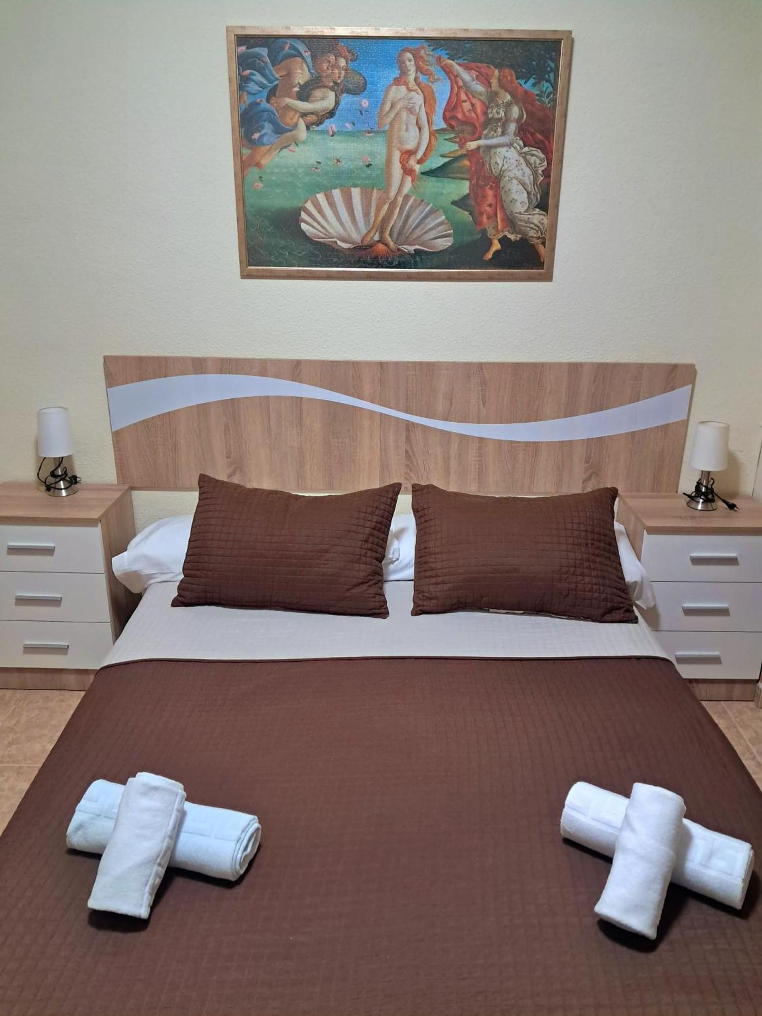 Hostal Dona Maria Valdemoro Esterno foto