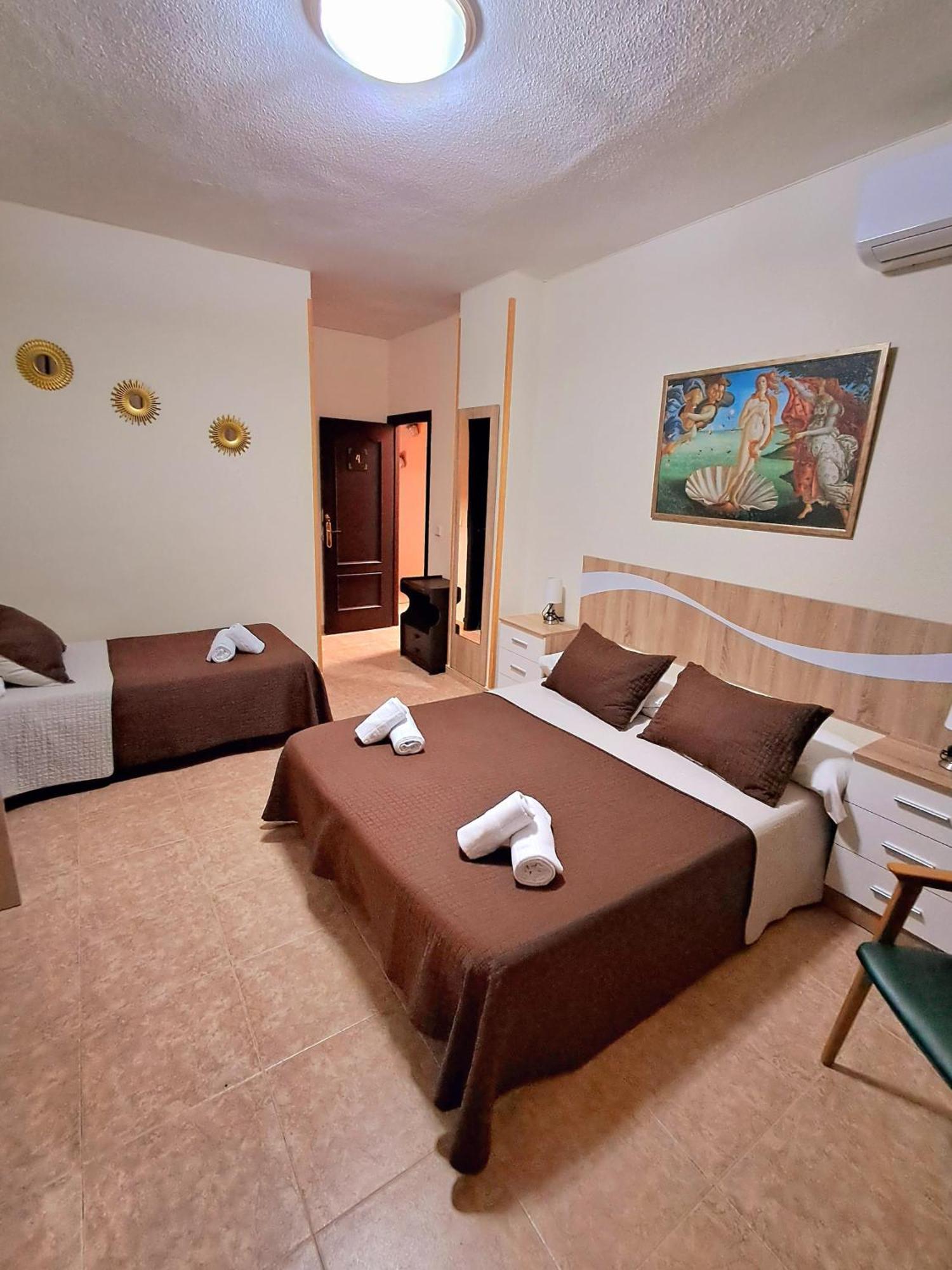 Hostal Dona Maria Valdemoro Esterno foto