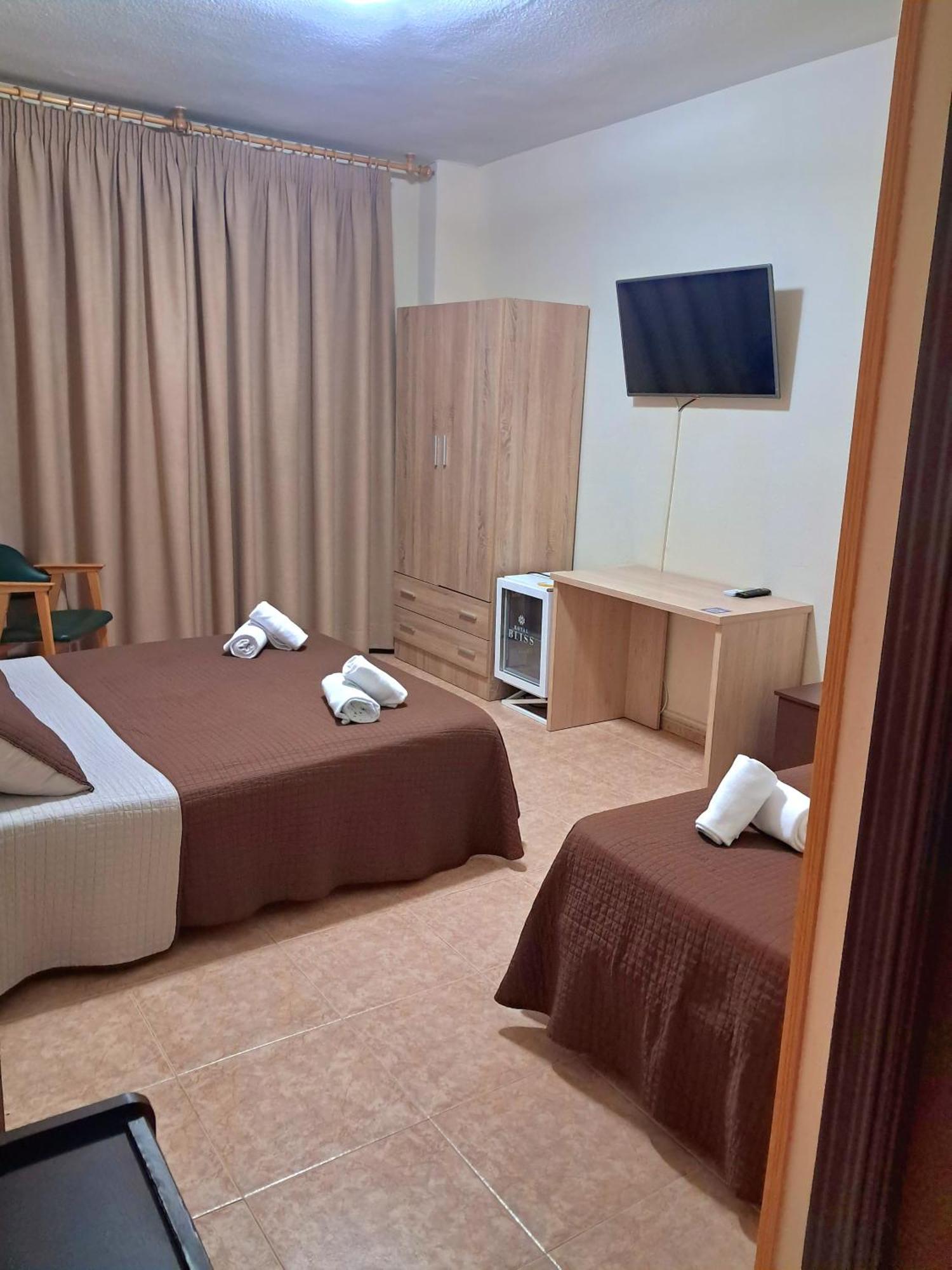 Hostal Dona Maria Valdemoro Esterno foto