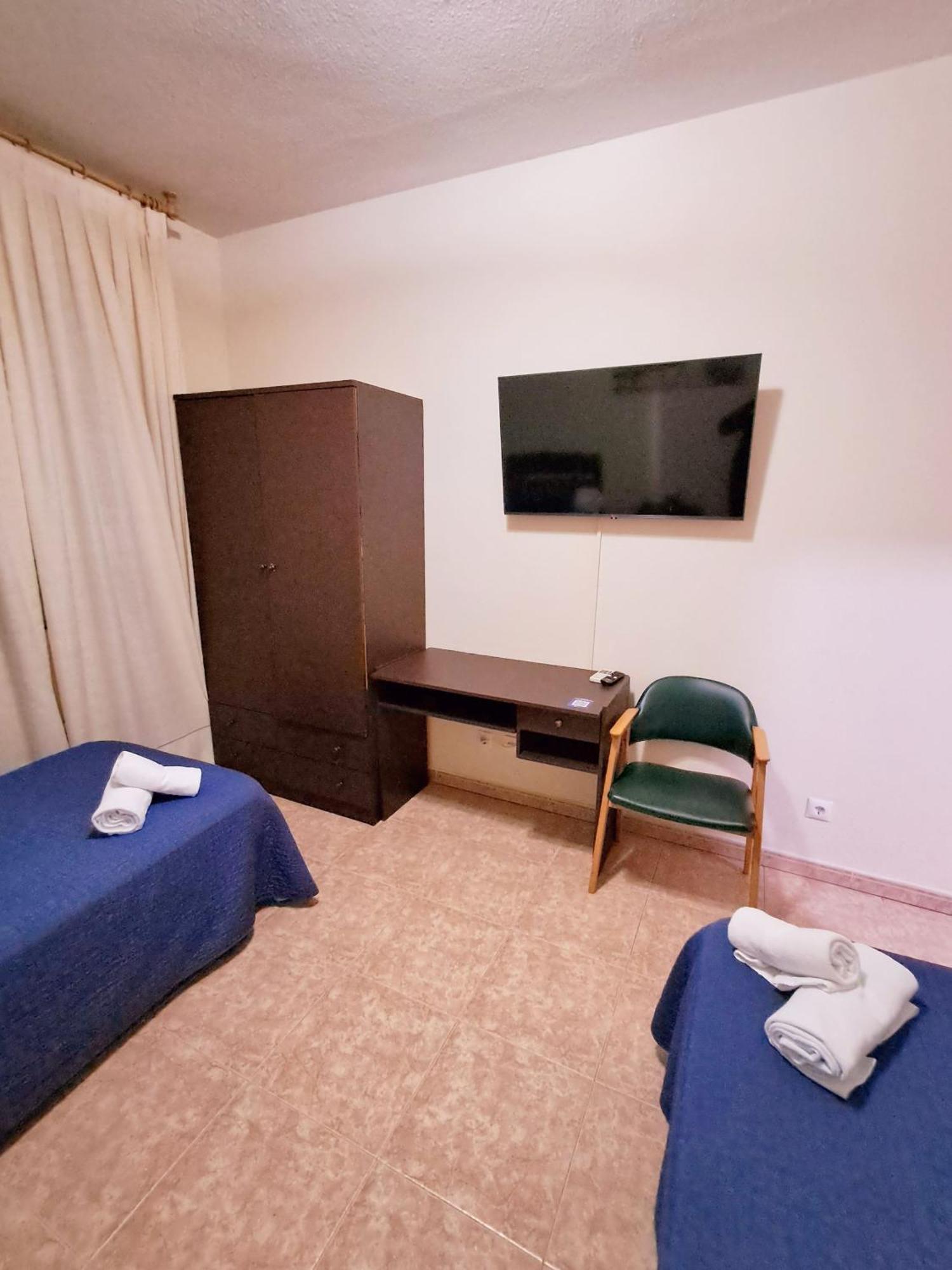 Hostal Dona Maria Valdemoro Esterno foto