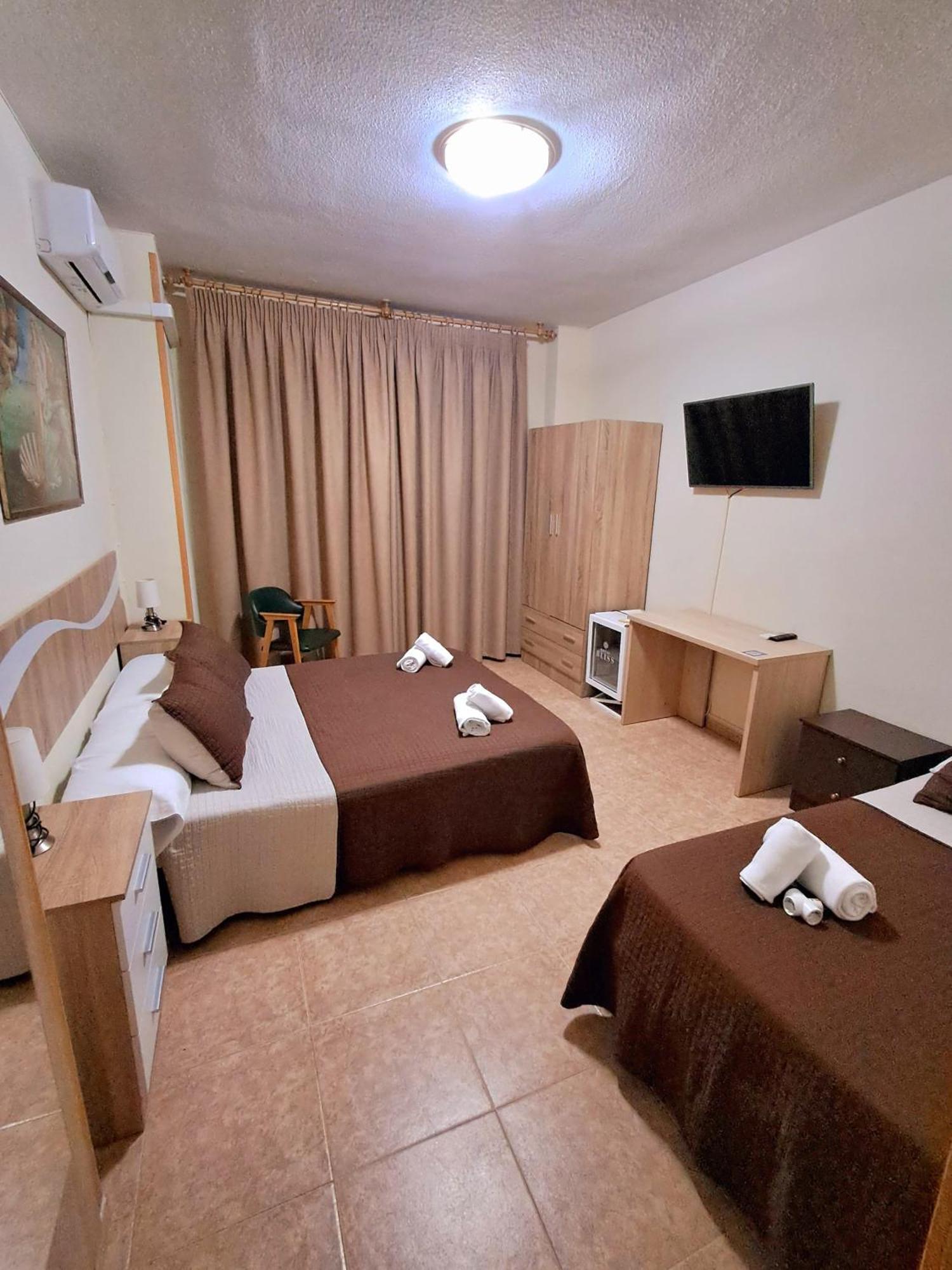 Hostal Dona Maria Valdemoro Esterno foto