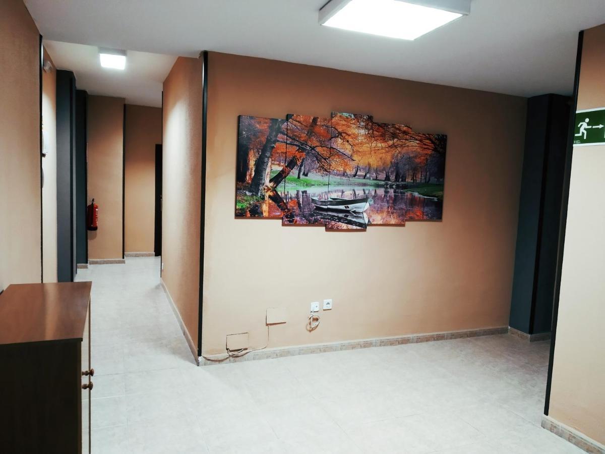 Hostal Dona Maria Valdemoro Esterno foto