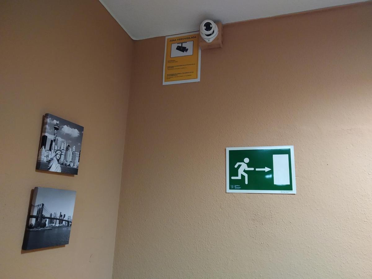 Hostal Dona Maria Valdemoro Esterno foto