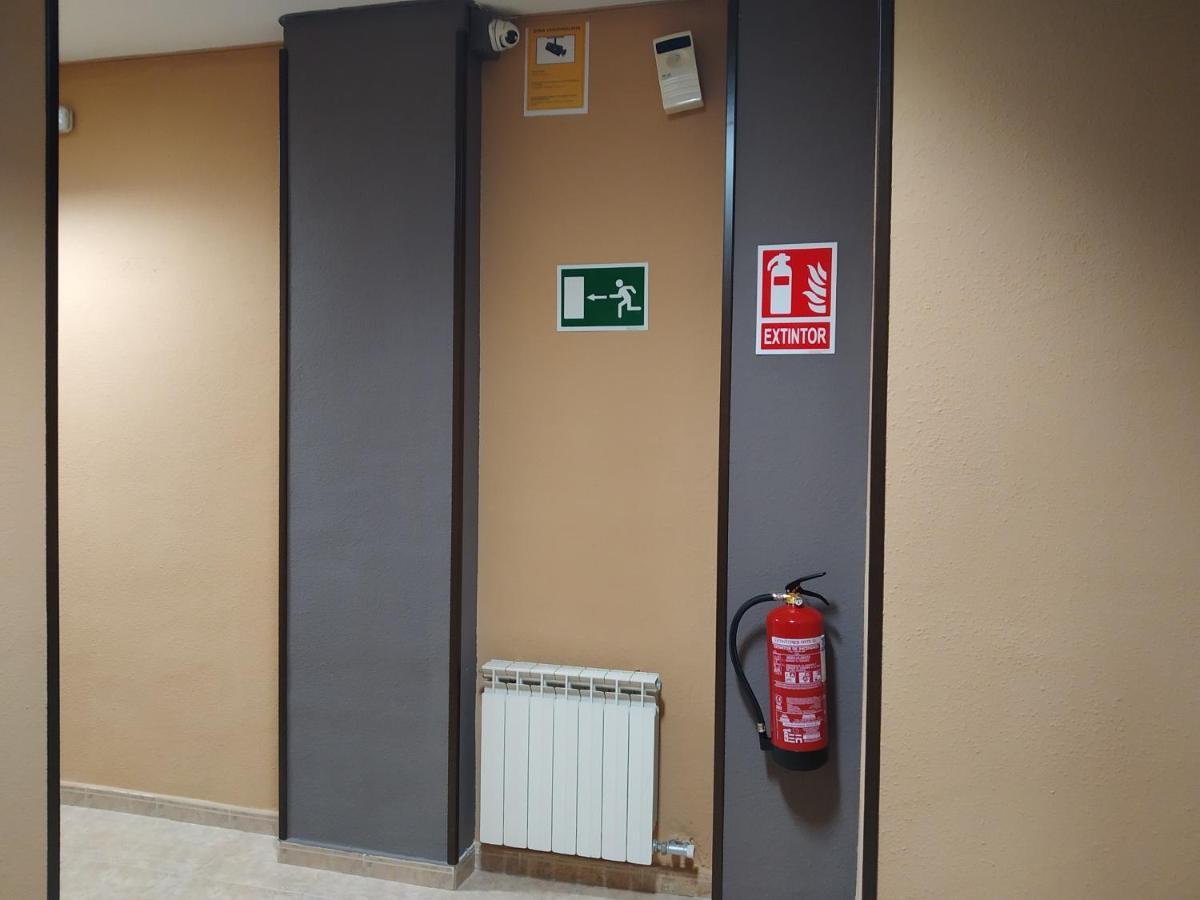 Hostal Dona Maria Valdemoro Esterno foto